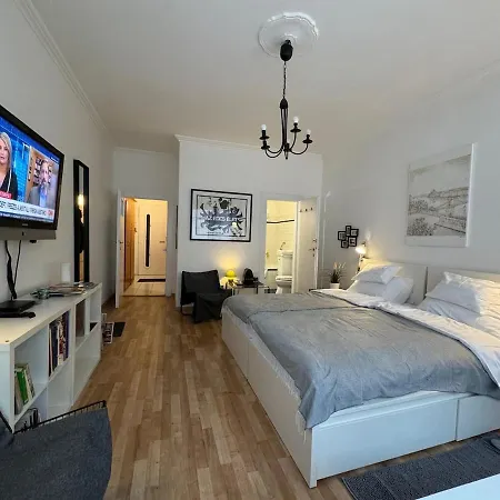 Sunny Midterm Apartment Budapest